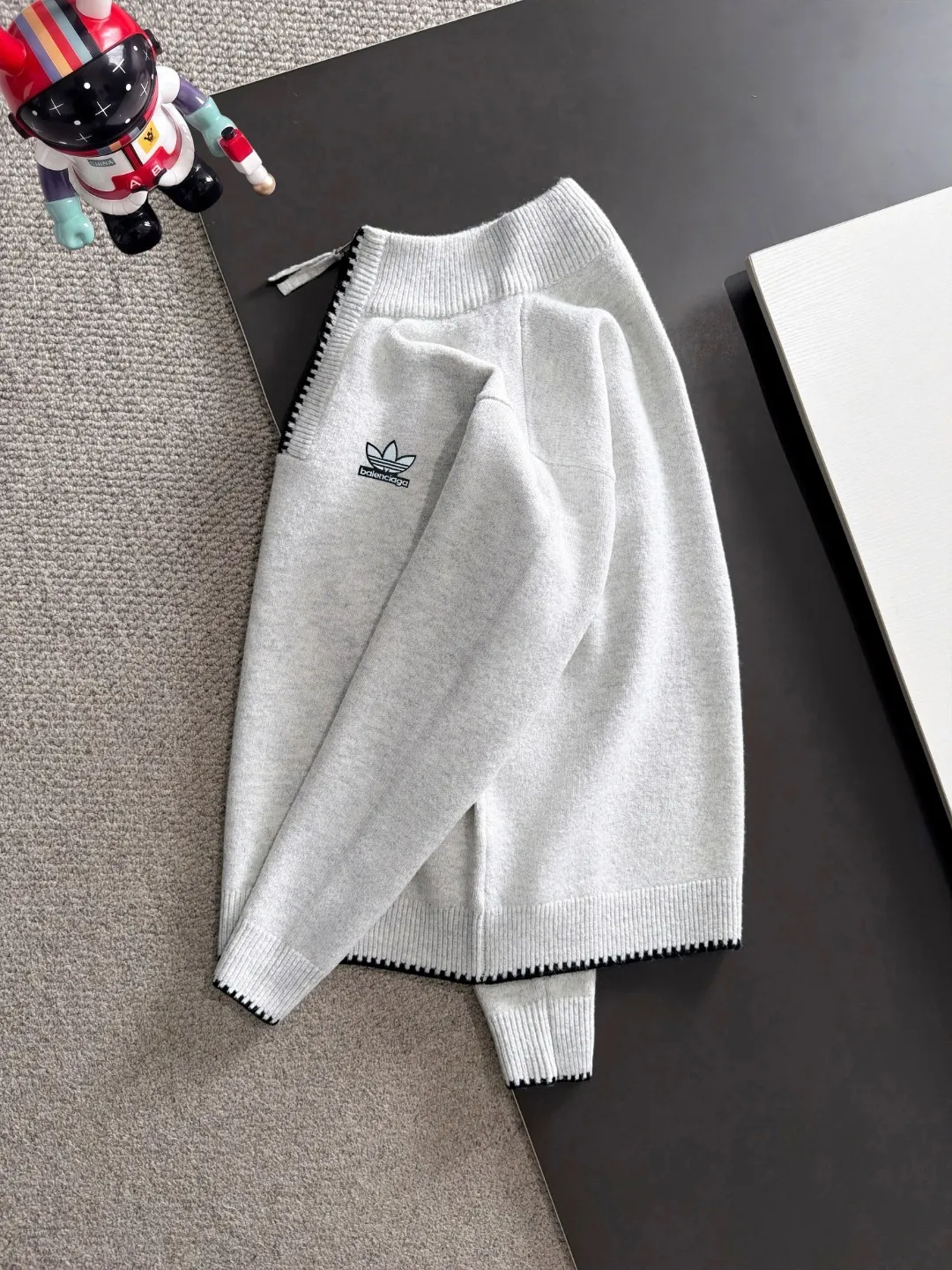 Next day shipping P195 Balenciaga high quality 2026 autumn and winter official website latest sweater, on sale at the same time at the counter Hot Sale! Specially made of wool blended fabric. It feels comfortable and can be directly in contact with the skin. The logo badge is exquisitely embroidered, which is extremely eye-catching! The details highlight the fashionable charm of big brands. Exquisite workmanship. Three-dimensional cutting style. The wearing effect is invincible and handsome! All three standards are complete! Sizes:M-3XL